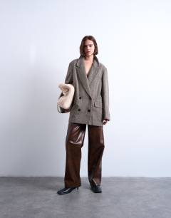 Model wearing Twill heritage blazer with wool in multi