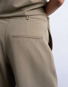 Model wearing Twill straight leg trouser in mushroom