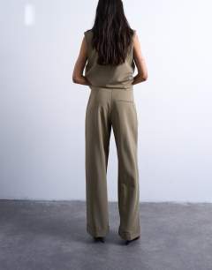 Model wearing Twill straight leg trouser in mushroom