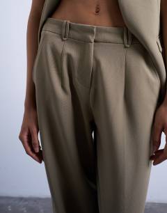Model wearing Twill straight leg trouser in mushroom
