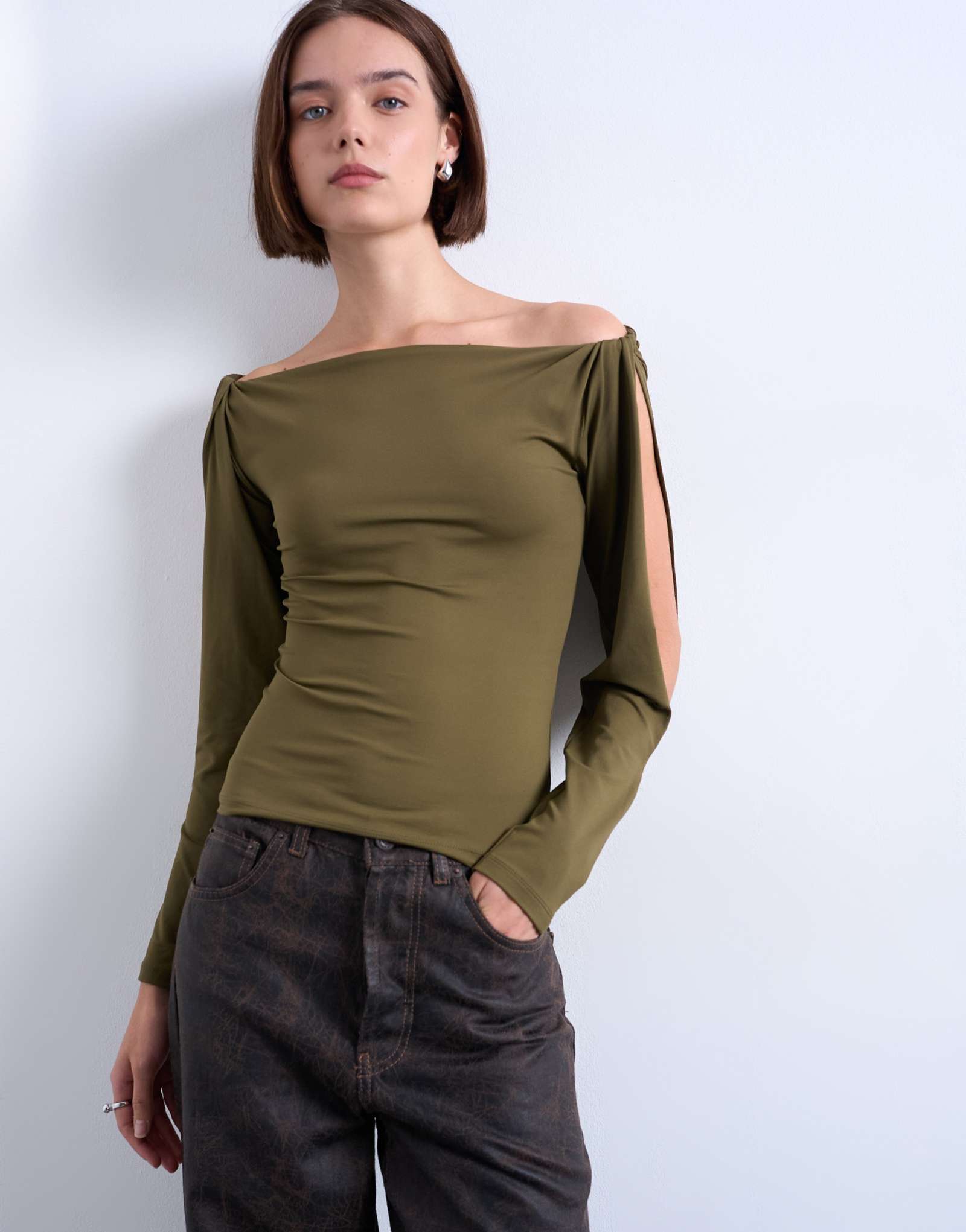 Топ с длинными рукавами и перекручивающимися плечами от Topshop коричневого цвета