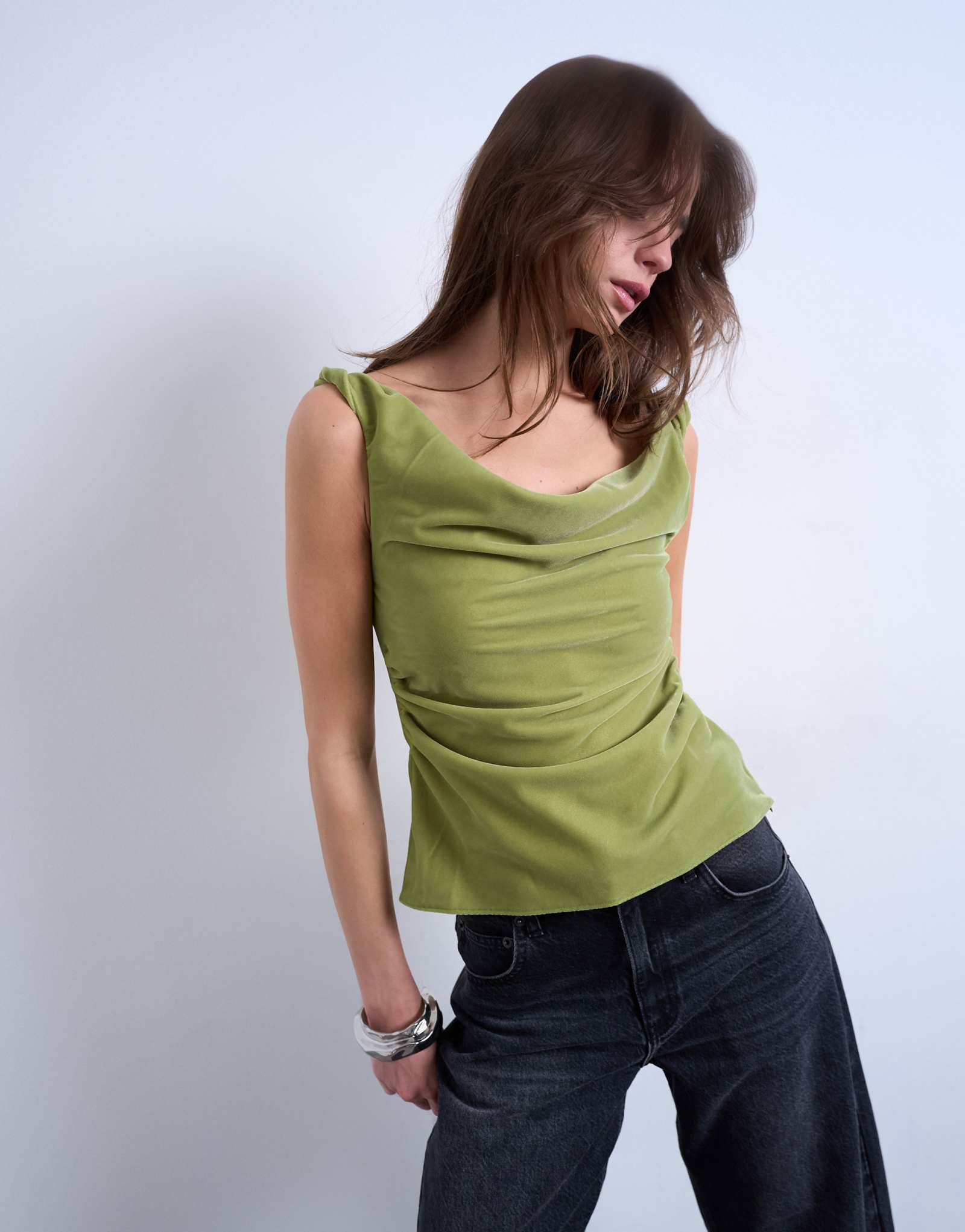 Бархатный топ на бретелях с перекручивающимися плечами от Topshop цвета авокадо - часть комплекта