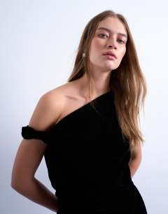 Twist shoulder velvet top in black