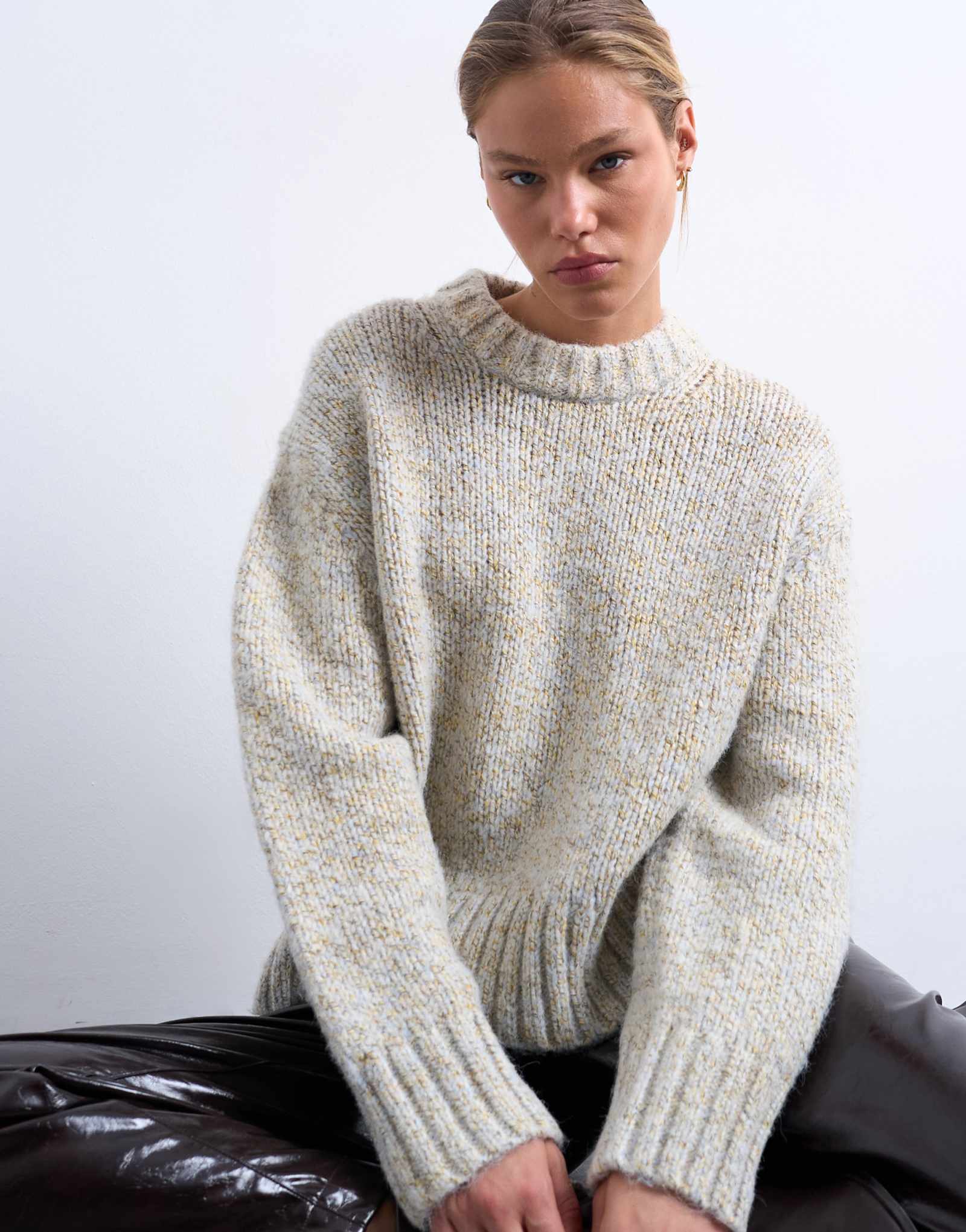 Объемный свитер из крученой пушистой вязки Topshop синего и желтого цветов