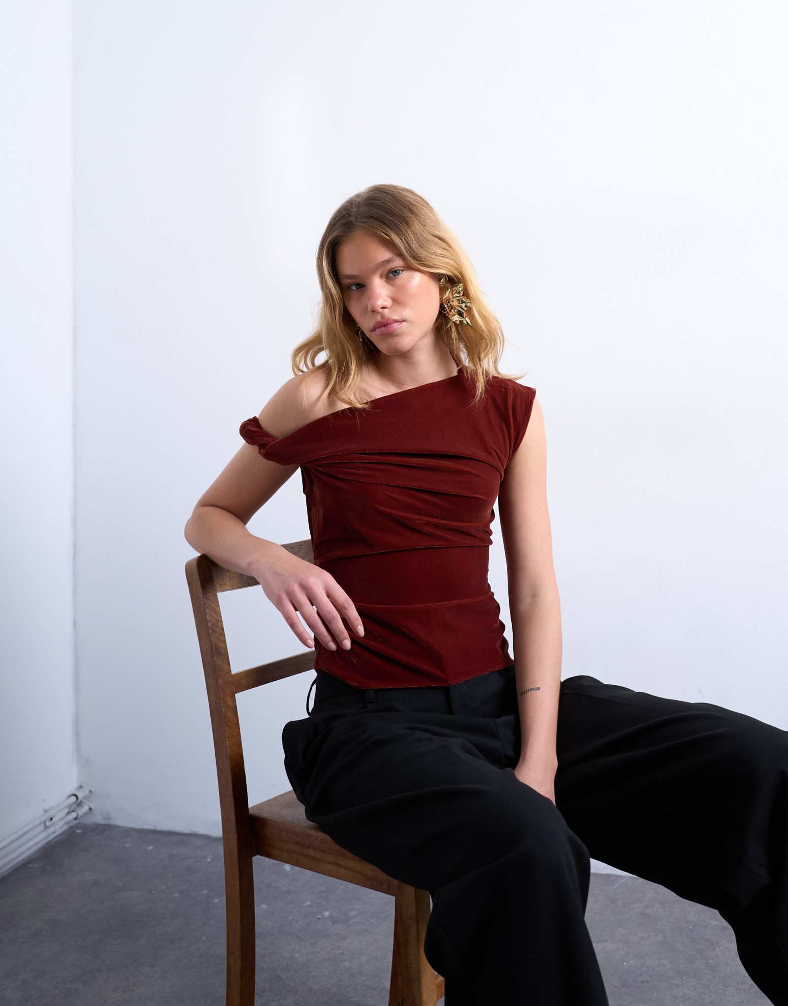 Бархатный топ с перекрученными плечами от Topshop цвета табака