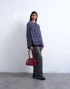 Model wearing Two tone collarless fleece liner jacket in navy