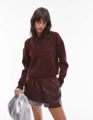 Topshop - Ultimate - Knapp geschnittene Strickjacke in Burgunderrot