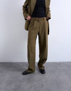 Model wearing Ultimate pleated slouchy tailored trouser in green