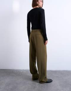 Model wearing Ultimate pleated slouchy tailored trouser in green