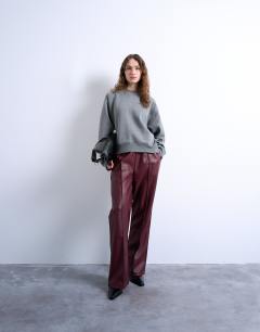 Model wearing Ultimate sweat in dark grey marl