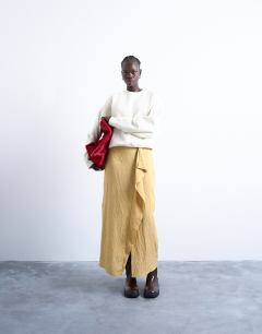 Model wearing Ultimate sweat in ecru