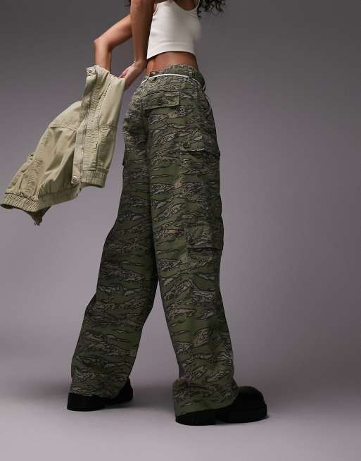Topshop – Utility-Hose in khakifarbenem Military-Muster mit weitem Bein, 2 von 4