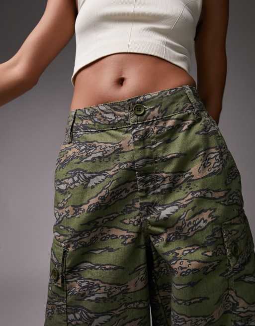 Topshop – Utility-Hose in khakifarbenem Military-Muster mit weitem Bein, 3 von 4