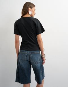 Model wearing V-neck cinch in black