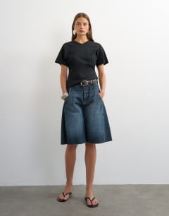 Model wearing V-neck cinch in black