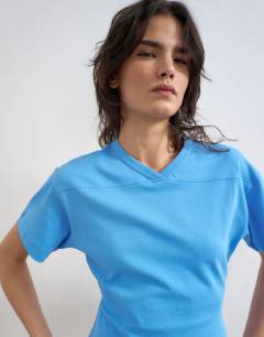Model wearing V-neck cinch in blue