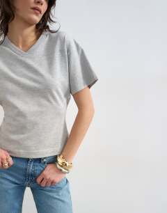 Model wearing V-neck cinch in grey marl