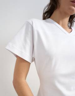 Model wearing V-neck cinch in white