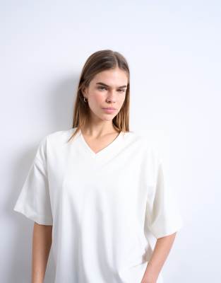 V-neck premium interlock tee in ecru
