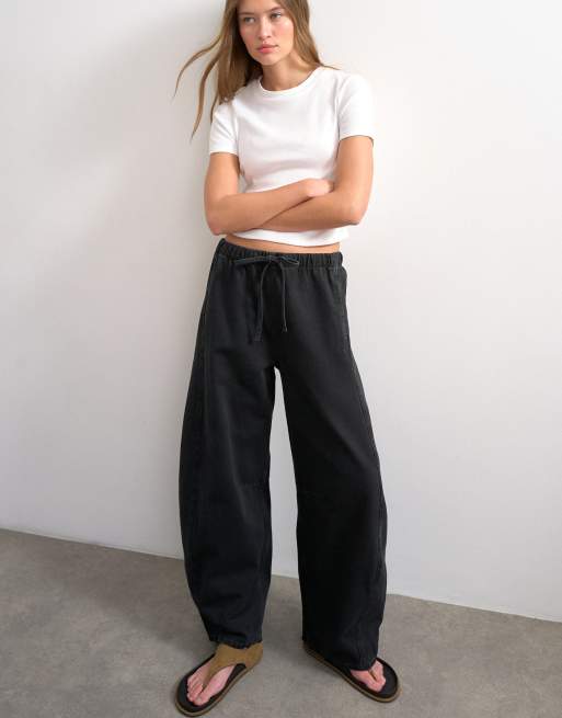 Topshop - Vasket sorte pull-on-jeans med tøndeformede ben