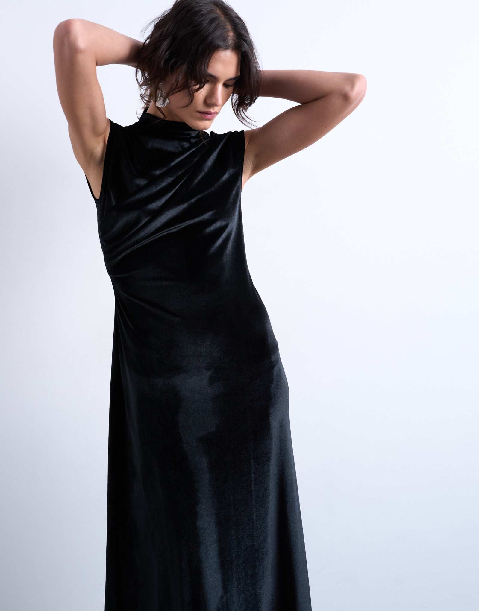 Бархатное макси-платье с высоким воротом от Topshop черного цвета