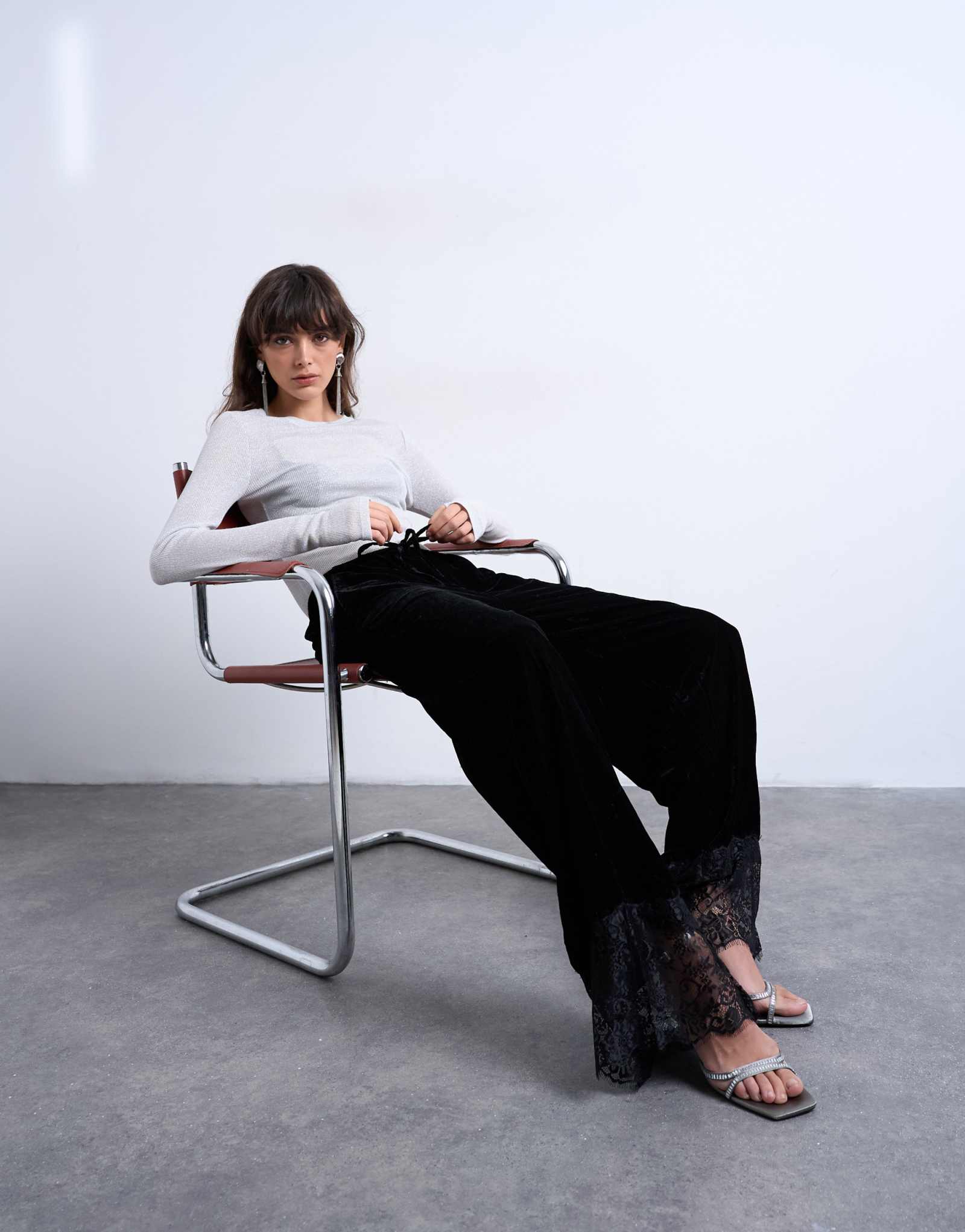 Брюки с бархатной кружевной вставкой Topshop черного цвета