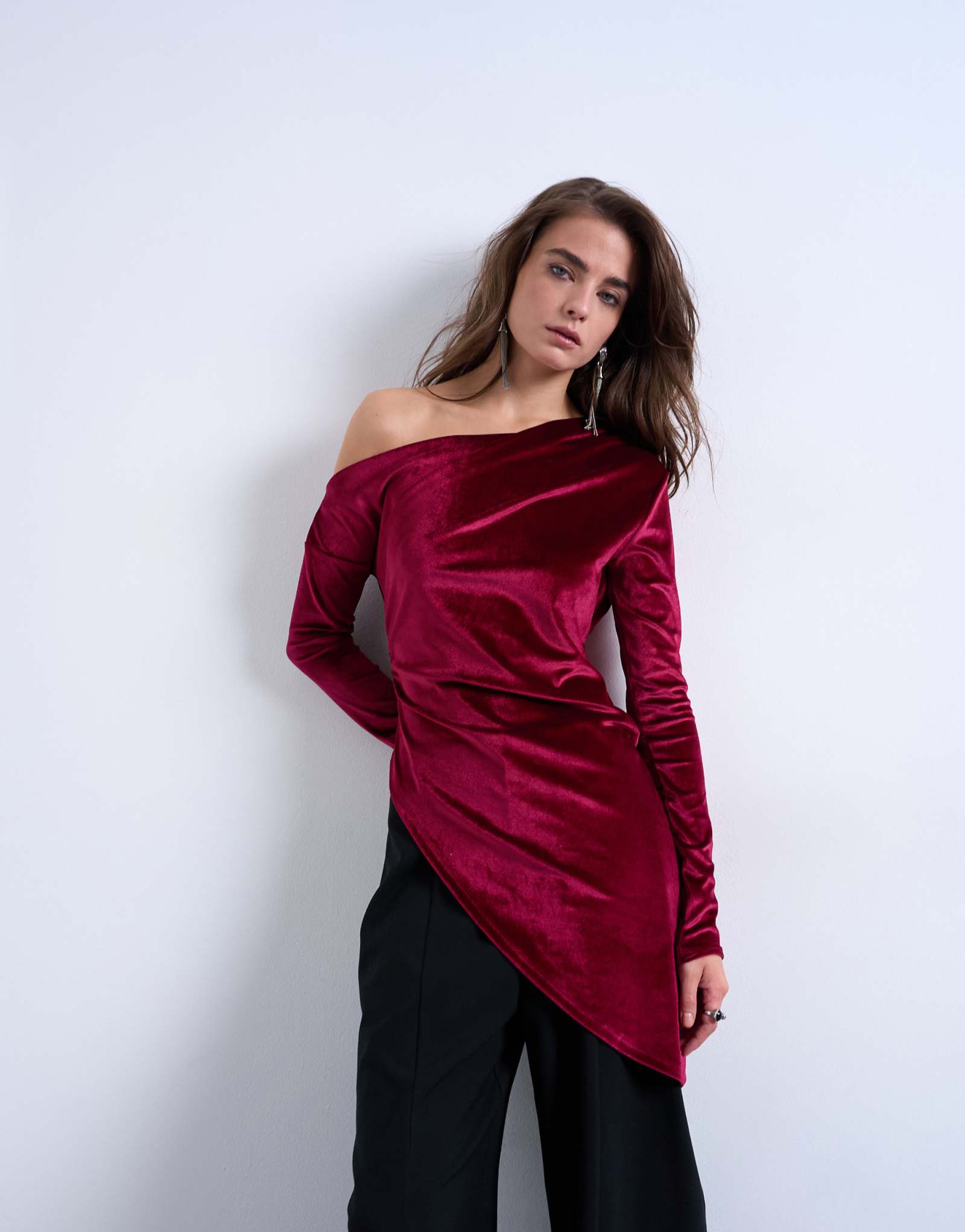 Бархатная туника Topshop с открытыми плечами и длинным рукавом бордового цвета