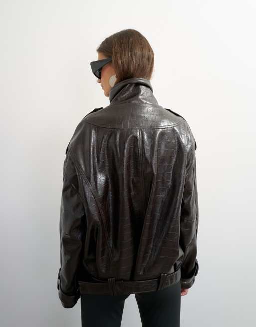 Topshop veste biker oversize en imitation cuir façon croco à col cheminée plié chocolat, 2 de 4