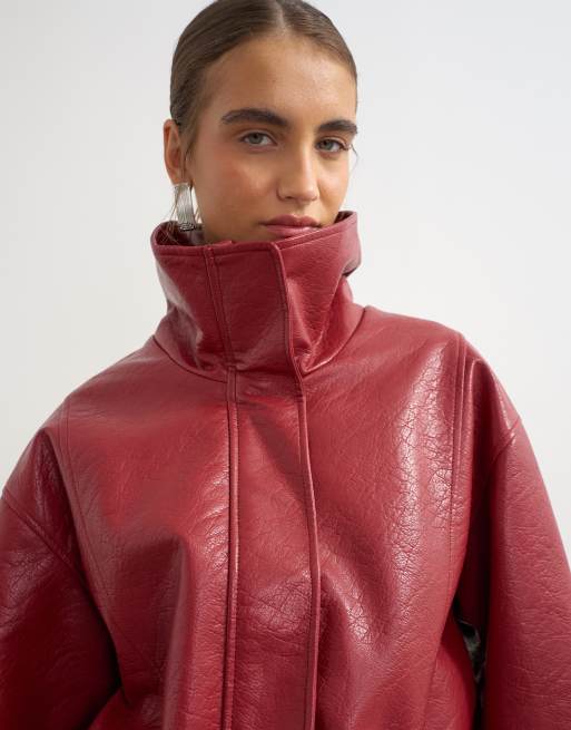 Topshop veste en imitation cuir cintrée à la taille à col cheminée couleur cerise, 3 de 4