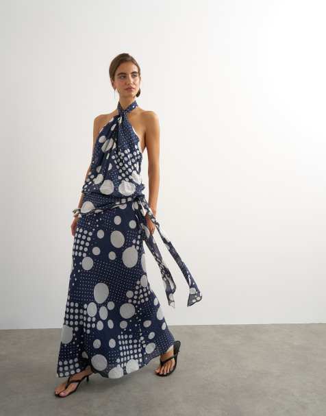 Topshop - vestido maxi negro con estampado de lunares mixtos, cuello halter, cintura caída y detalle de lazo - view 1