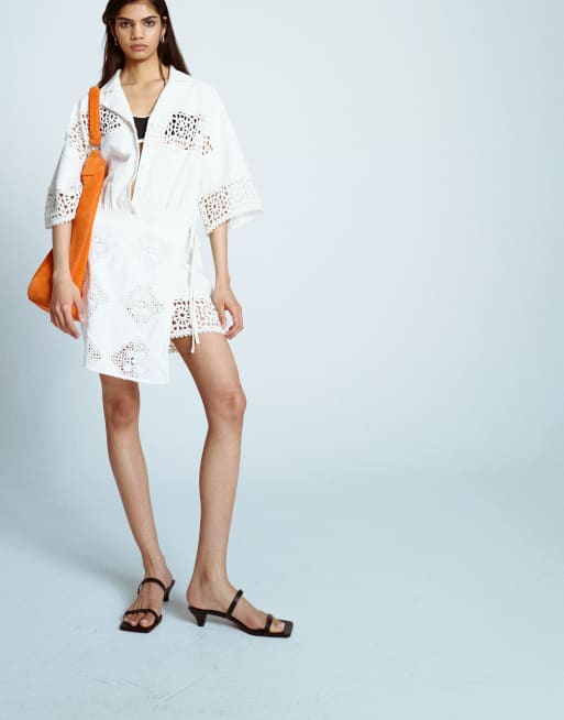 Topshop - Vestito camicia bianco in cotone con dettagli all'uncinetto e gonna a portafoglio