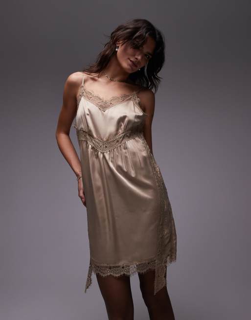 Topshop - Vestito corto in raso color oro tenue con finiture in pizzo