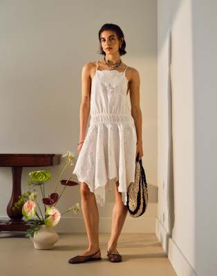 Topshop - Vestito corto pesante bianco ricamato con orlo a fazzoletto