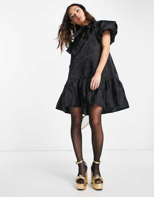 Topshop - Vestito corto premium in jacquard nero a fiori con maniche a sbuffo 