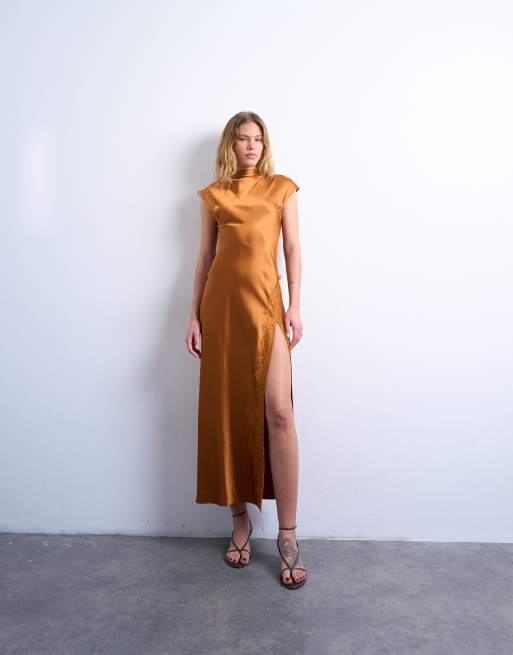 Topshop - Vestito lungo in raso color caramello con finiture in pizzo e scollo drappeggiato