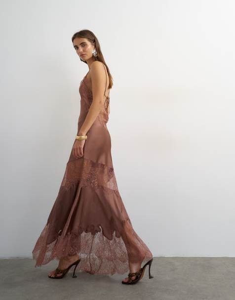 Topshop - Vestito sottoveste lungo in raso color talpa con scollo a V e inserti in pizzo - view 1