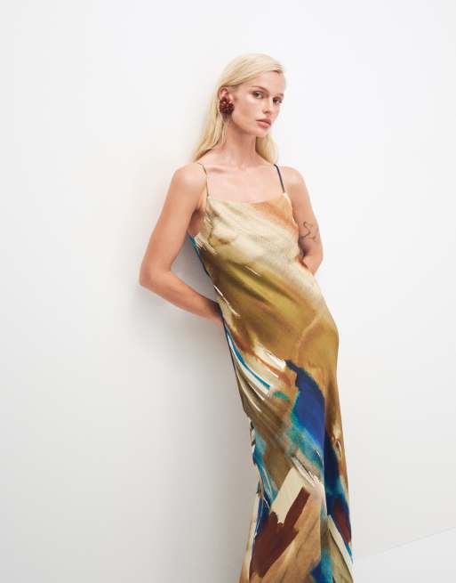 Topshop vestito sottoveste maxi in raso di viscosa con scollo ampio e lunghezza sopra la caviglia con stampa astratta ocra, 3 di 8