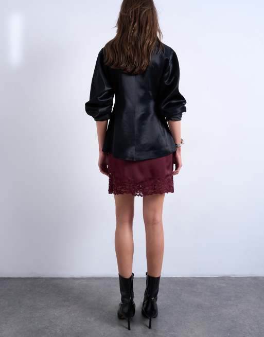 Topshop – Vinröd, asymmetrisk minikjol i satin med spetskant, 3 av 5
