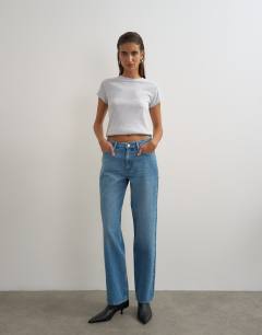 Model wearing Vintage straight mid rise jean in bleach