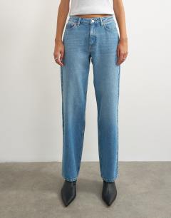 Model wearing Vintage straight mid rise jean in bleach