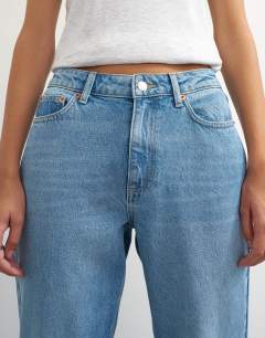 Model wearing Vintage straight mid rise jean in bleach