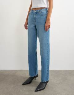 Model wearing Vintage straight mid rise jean in bleach