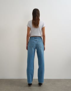 Model wearing Vintage straight mid rise jean in bleach