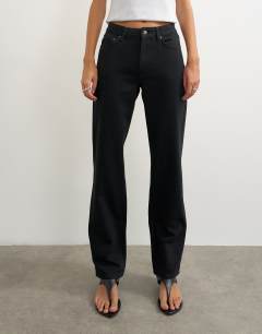Model wearing Vintage straight mid rise jean in clean black