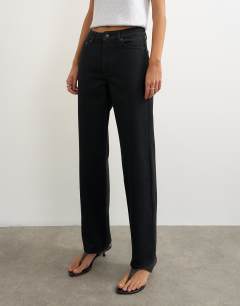 Model wearing Vintage straight mid rise jean in clean black