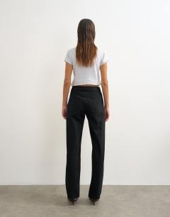 Model wearing Vintage straight mid rise jean in clean black