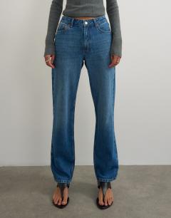 Model wearing Vintage straight mid rise jean in mid blue