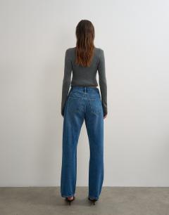 Model wearing Vintage straight mid rise jean in mid blue