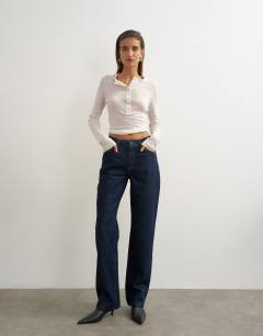 Model wearing Vintage straight mid rise jean in rinse indigo