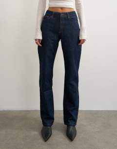 Model wearing Vintage straight mid rise jean in rinse indigo
